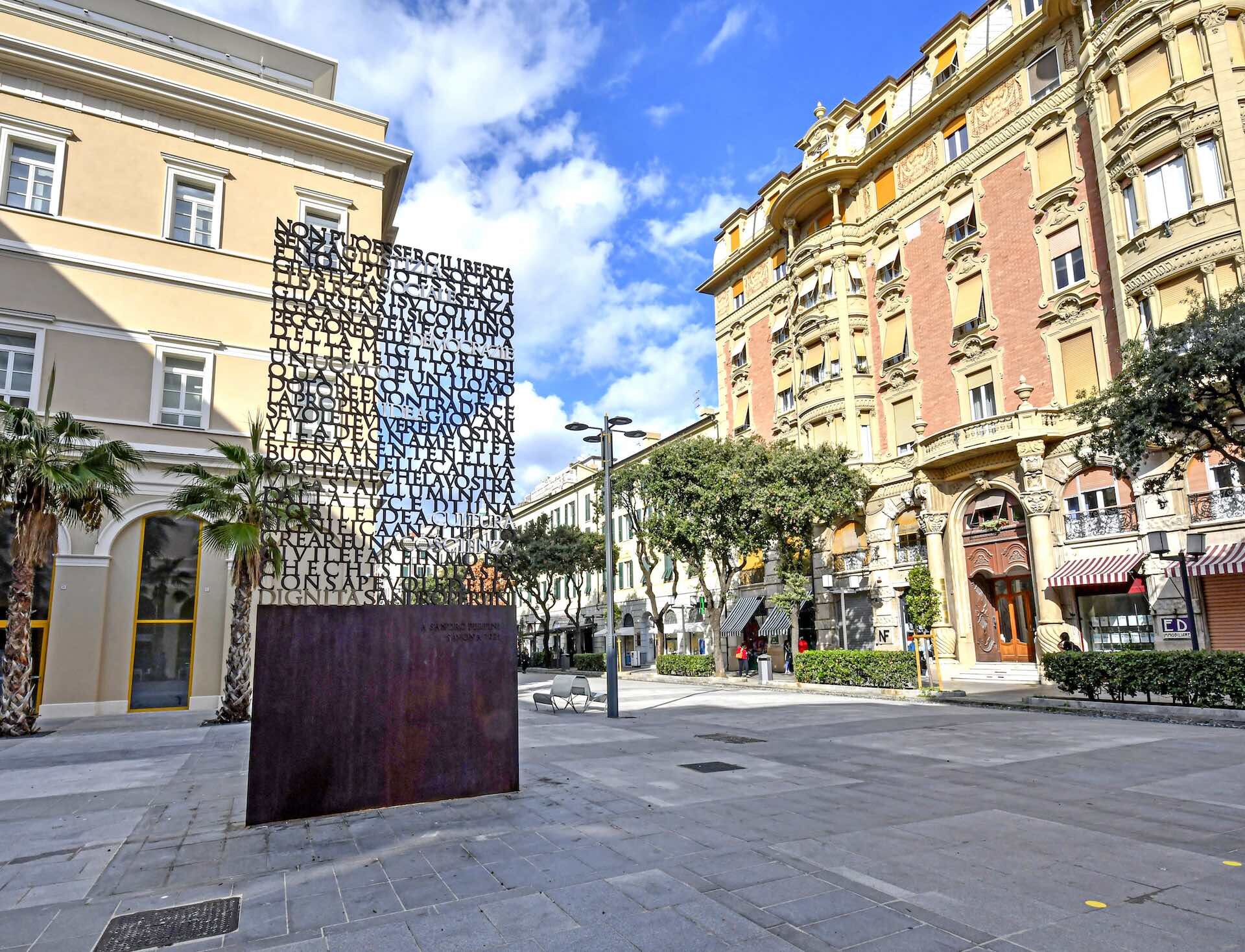 Centro storico Savona: Monumento Pertini | © Archivio visitsavona