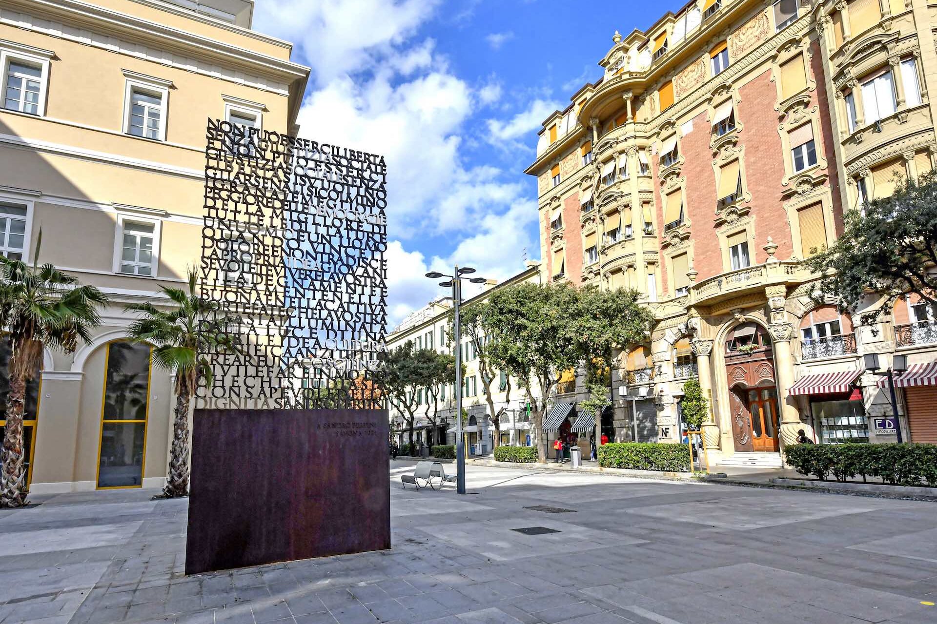 Centro storico Savona: Monumento Pertini | © Archivio visitsavona