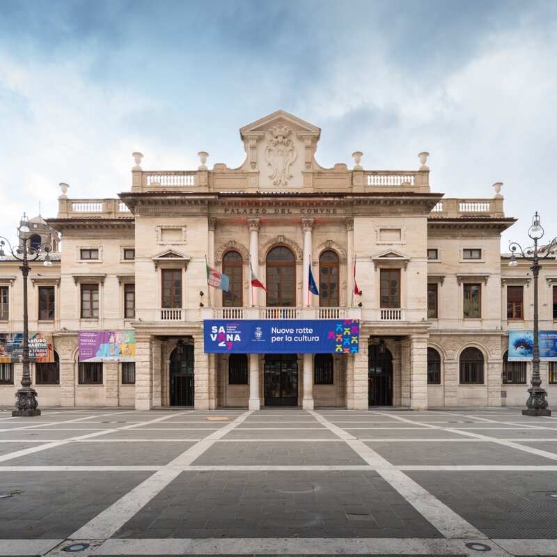 Striscione della candidatura appeso sul palazzo del comune di Savona dal titolo Nuove rotte per la cultura | © comune di Savona 