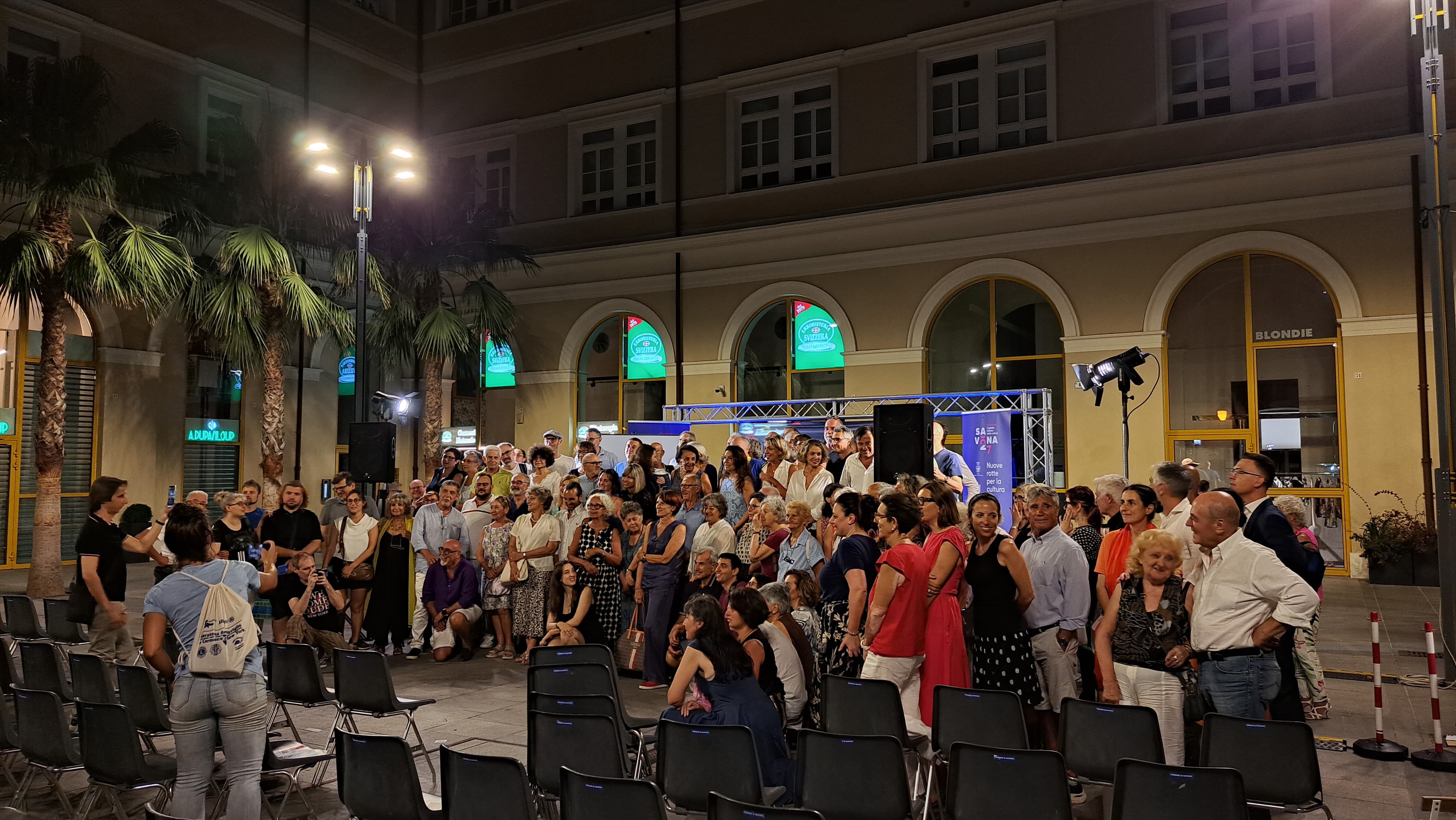 Gruppo grande di persone insieme per festeggiare la fine degli incontri tematici in Piazza Pertini | © Francesco Zoppi