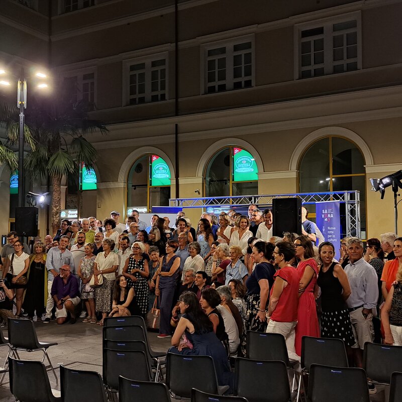 Gruppo grande di persone insieme per festeggiare la fine degli incontri tematici in Piazza Pertini | © Francesco Zoppi