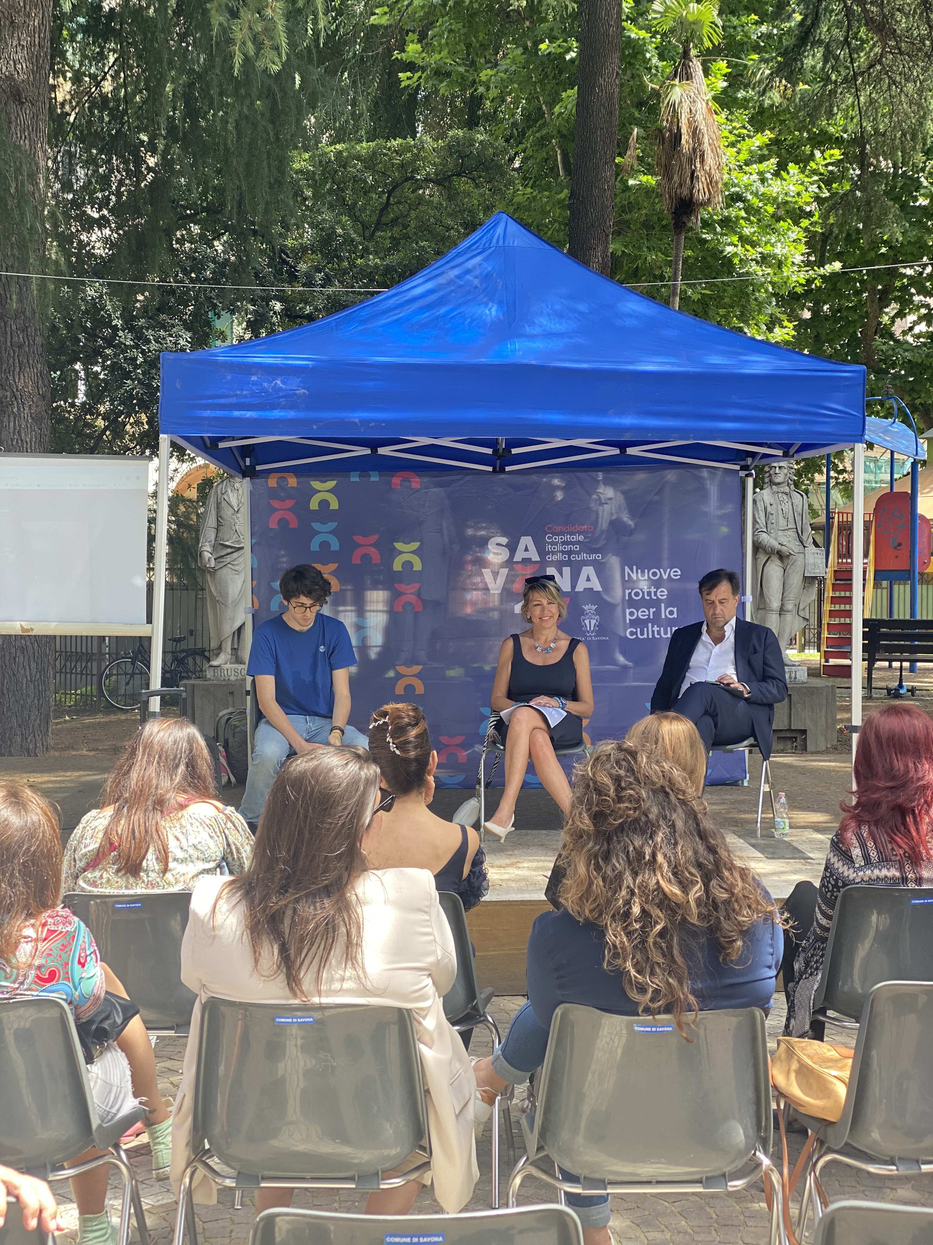 Ultimo incontro tematico sulle nuove rotte per il commercio insieme a Sindaco e ufficio di candidatura in piazza del popolo, Savona | © Beatrice Giacardi