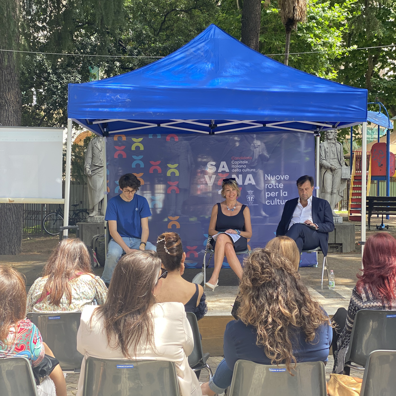 Ultimo incontro tematico sulle nuove rotte per il commercio insieme a Sindaco e ufficio di candidatura in piazza del popolo, Savona | © Beatrice Giacardi